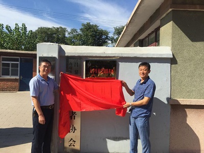 机电主管学生工作负责人邓春岩(左)与昌黎县委组织部副部长兼老干部局局长曾庆明‘